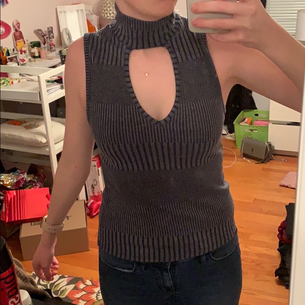 Sleeveless turtleneck